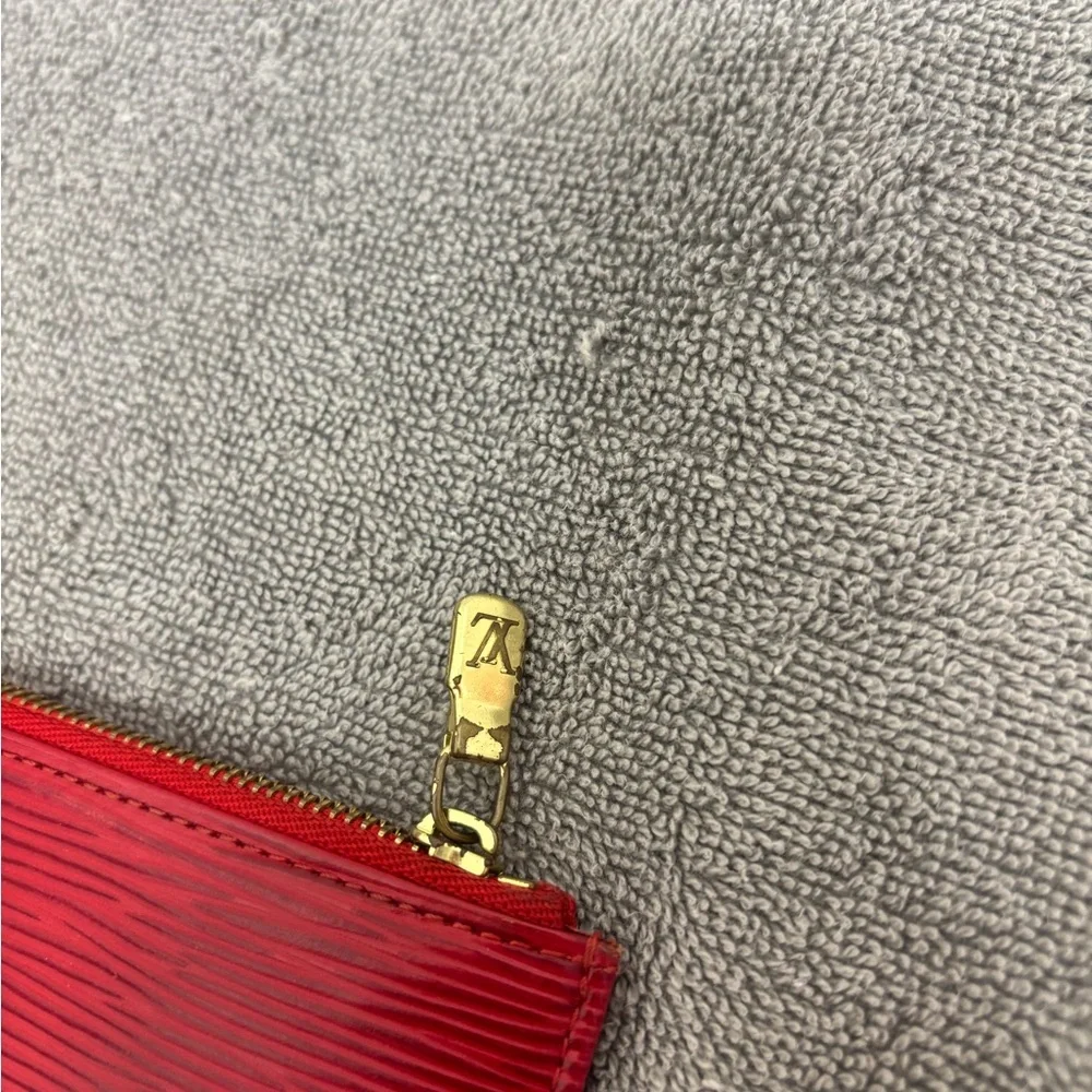 Authentic Louis Vuitton Red Epi Key Cles - Picture 6 of 14